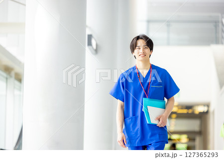 病院で働く若い医師 127365293