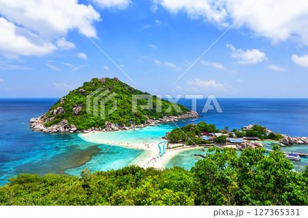 Amazing Nang Yuan Island, with white sand beach and turquoise water near Koh Tao in sunny day in Thailand. 127365331