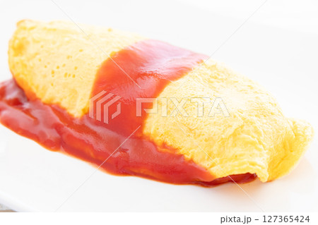 ケチャップたっぷりの美味しいオムライス 127365424