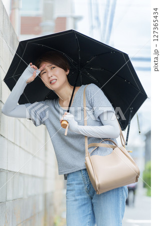 熱中症でふらつく女性 127365434