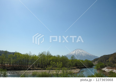 羊蹄山と雄大な自然の風景 北海道ニセコエリア周辺 127365668