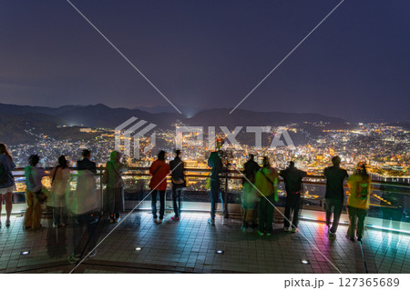 (長崎県)稲佐山山頂展望台から長崎の夜景を眺める人達 (長崎県)稲佐山山頂展望台から長崎の夜景を眺める人達 127365689