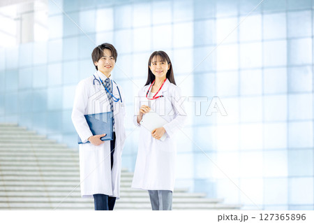 白衣を着た医療チーム 127365896