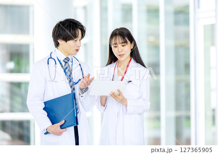白衣を着た医療チーム 127365905
