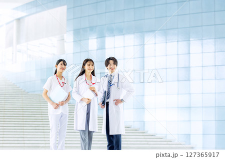 病院で働く若い医師と看護師 127365917