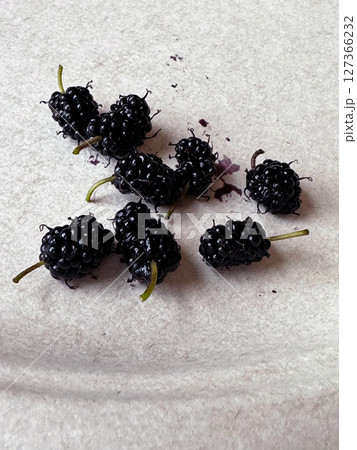 自然の恵みである桑の実 127366232
