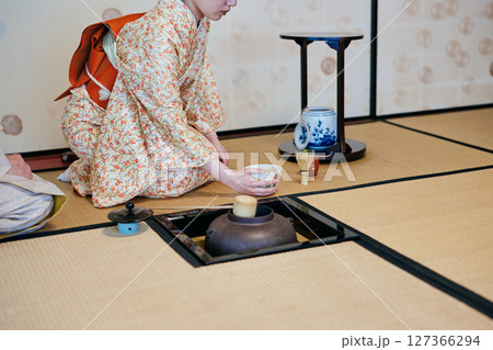茶道体験をする着物姿の20代女性 127366294