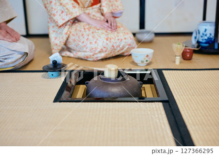 茶道体験をする着物姿の20代女性 127366295