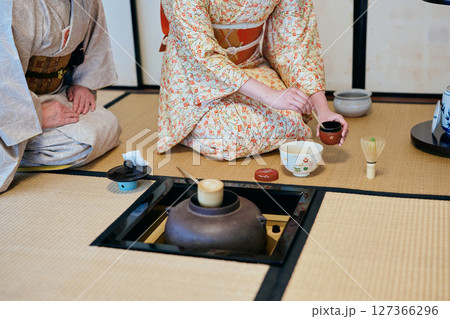 茶道体験をする着物姿の20代女性 茶道体験をする着物姿の20代女性 127366296