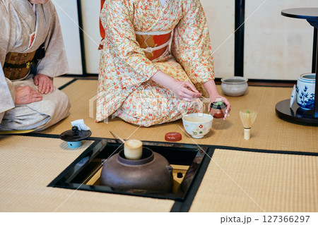 茶道体験をする着物姿の20代女性 127366297