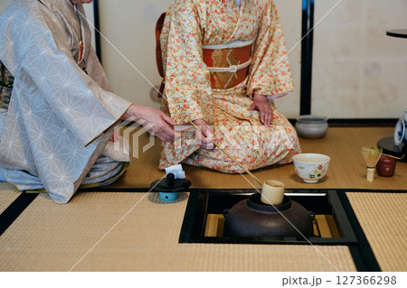 茶道体験をする着物姿の20代女性 茶道体験をする着物姿の20代女性 127366298