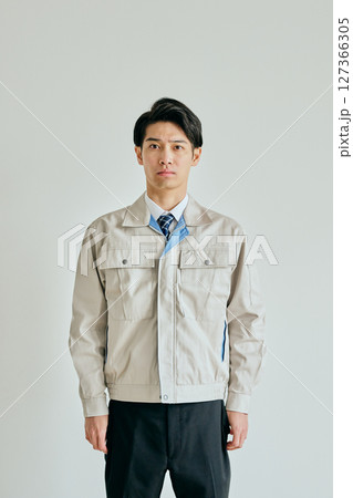 作業服姿の若い男性 作業服姿の若い男性 127366305