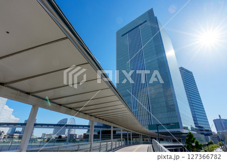 横浜市役所と青空の都市風景 127366782