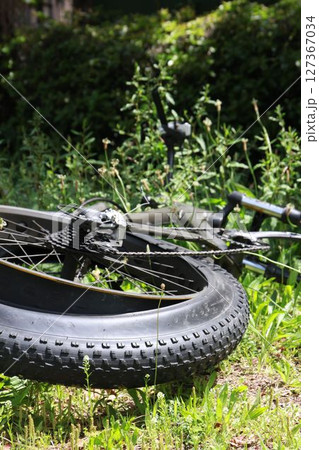 公園に捨てられた自転車 127367034