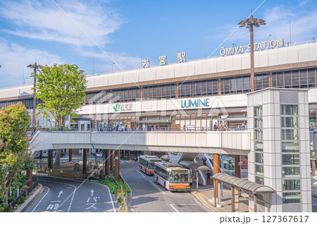 埼玉・大宮駅西口の駅ビルとバスターミナル 埼玉・大宮駅西口の駅ビルとバスターミナル 127367617