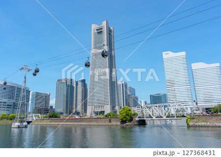横浜のロープウェイとランドマークタワー(みなとみらい) 横浜のロープウェイとランドマークタワー(みなとみらい) 127368431