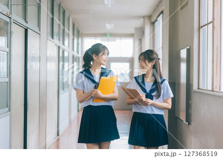学校の廊下を歩く女子高生 127368519