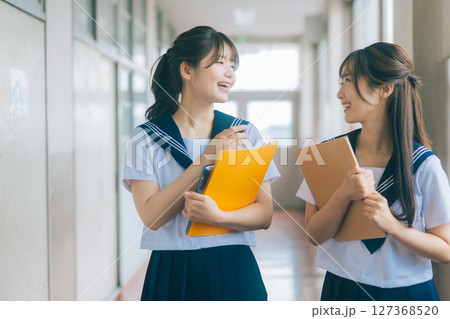 学校の廊下を歩く女子高生 127368520