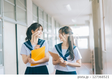 学校の廊下を歩く女子高生 127368521