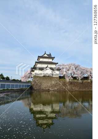 春の新発田城と桜（新潟県） 127368656