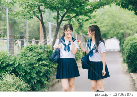通学中の夏服の女子高生 通学中の夏服の女子高生 127368873
