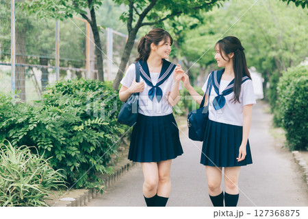 通学中の夏服の女子高生 通学中の夏服の女子高生 127368875