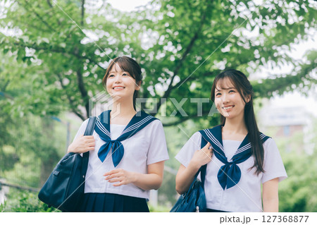 通学中の夏服の女子高生 通学中の夏服の女子高生 127368877