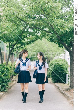 通学中の夏服の女子高生 127368880