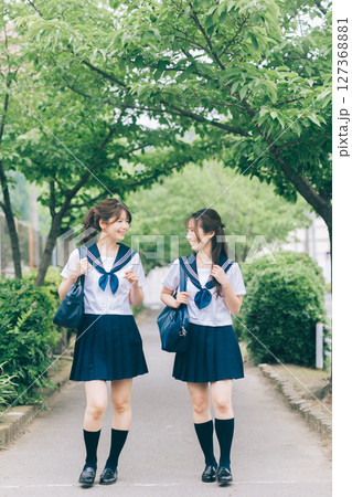 通学中の夏服の女子高生 127368881