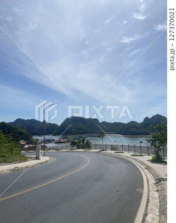 海へ続く道 in ベトナム 127370021