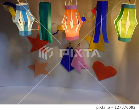 折り紙で作った七夕飾り 127370092