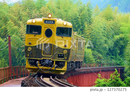 鉄橋を渡る或る列車 鉄橋を渡る或る列車 127370275