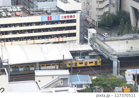西武池袋線池袋駅に到着する新2000系電車(東京都豊島区) 西武池袋線池袋駅に到着する新2000系電車(東京都豊島区) 127370511