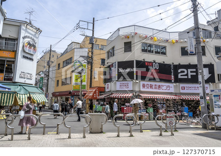 東京都目黒区の都市風景 学芸大学駅 東京都目黒区の都市風景 学芸大学駅 127370715