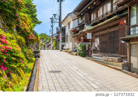 富山県　南砺市　井波の町並み 127371032