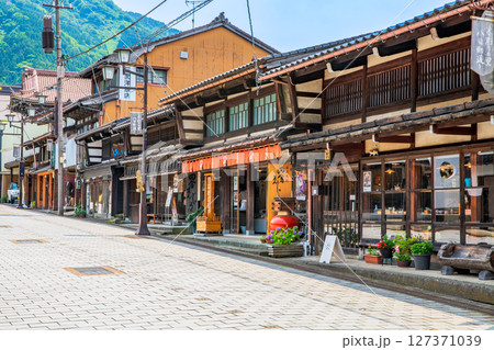 富山県　南砺市　井波の町並み 127371039
