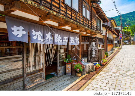 富山県　南砺市　井波の町並み 127371143