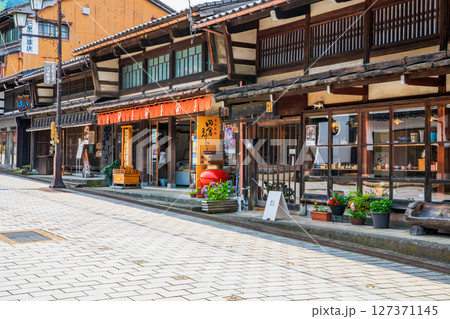富山県　南砺市　井波の町並み 127371145