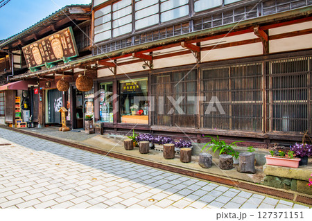 富山県　南砺市　井波の町並み 127371151