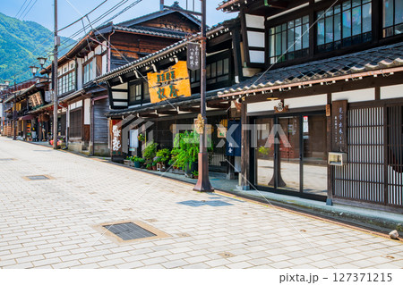 富山県　南砺市　井波の町並み 127371215