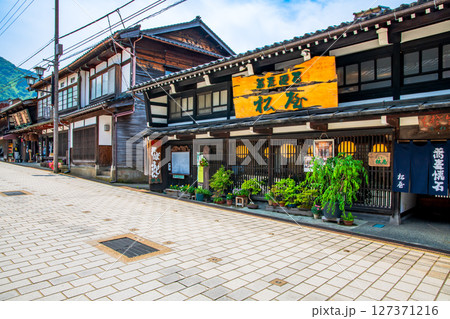 富山県　南砺市　井波の町並み 127371216