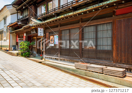 富山県　南砺市　井波の町並み 127371217