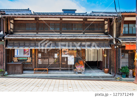 富山県　南砺市　井波の町並み 127371249