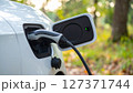 充電している電気自動車 127371744