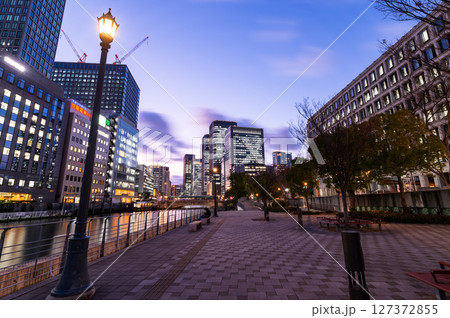 土佐堀川沿いの遊歩道からの夕景、1月17日、日本 土佐堀川沿いの遊歩道からの夕景、1月17日、日本 127372855