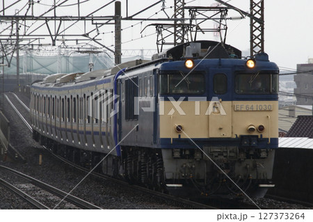 都内へ運ばれる横須賀・総武快速線E235系（埼玉県内） 127373264