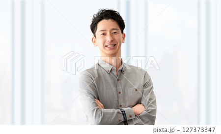 腕組みをして微笑む男性ビジネスマン 腕組みをして微笑む男性ビジネスマン 127373347