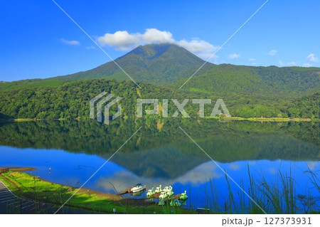 【宮崎県】高千穂峰と御池(霧島連峰) 【宮崎県】高千穂峰と御池(霧島連峰) 127373931