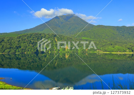 【宮崎県】高千穂峰と御池（霧島連峰） 127373932