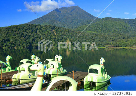 【宮崎県】高千穂峰と御池(霧島連峰) 【宮崎県】高千穂峰と御池(霧島連峰) 127373933